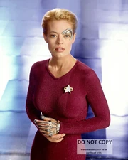 JERI RYAN IN "STAR TREK: VOYAGER" SEVEN OF NINE - 8X10 PUBLICITY PHOTO (AB-560)