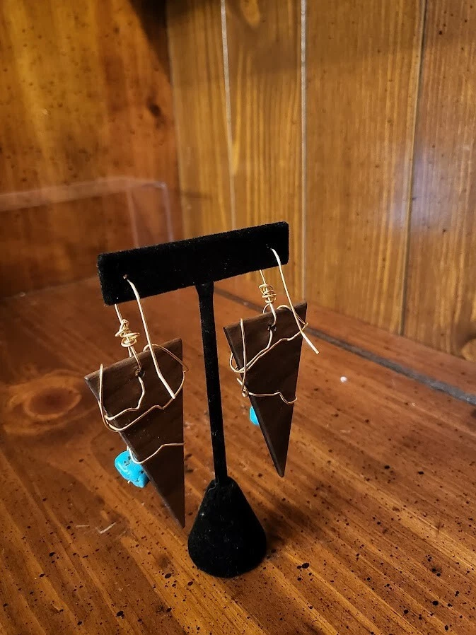 Handmade Copper Wire Turquoise Stone & Leather Triangle Hanging Earrings-Preown Foto 3 de 4