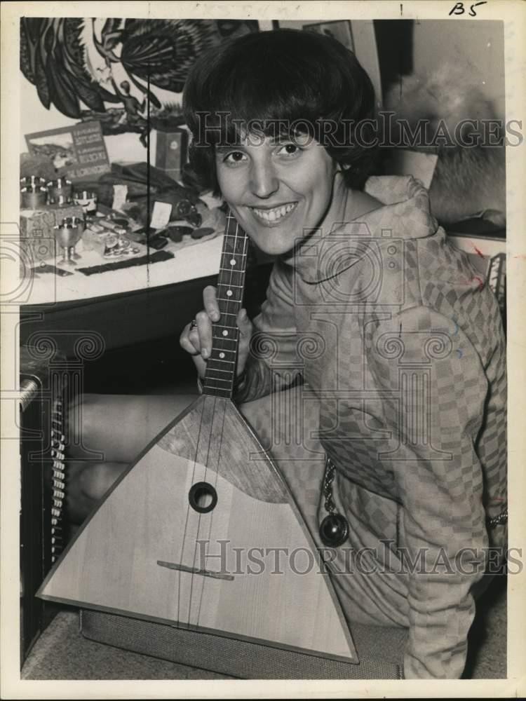 1967 Press Photo Ronda Curley with Russian musical instrument in New York