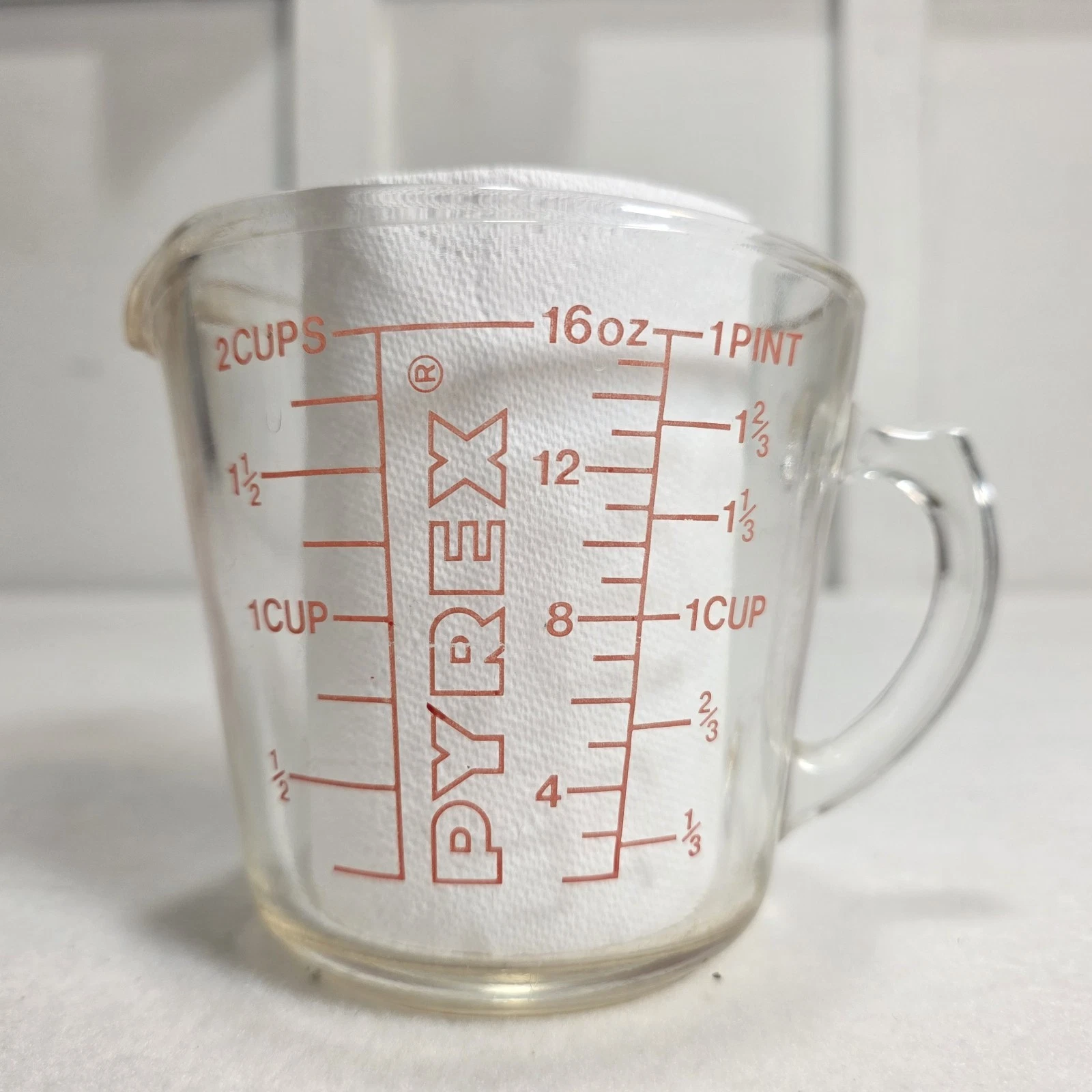 PYREX USA 516 J-23 Glass Measuring Cup Red Lettering Closed D-Handle 2 Cup Vtg