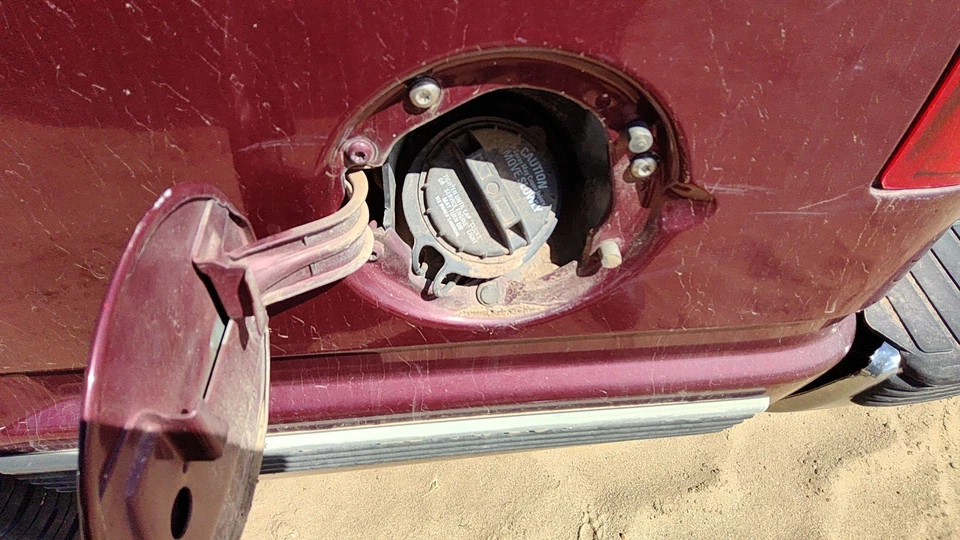 Conjunto de cuello de llenado de combustible GMC Yukon 1998-2000 con tapa de gasolina OEM 15732488 Foto 4 de 4