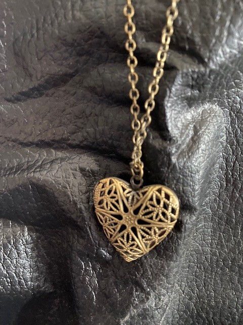 Gothic Heart Necklace Diffuser with 2 Scent Pads for Essential Oils-image
