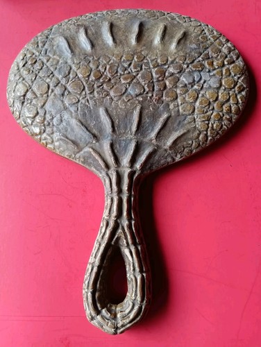 Antique Victorian Naturalistic Faux Alligator Vanity Hand Mirror  - Afbeelding 1 van 10