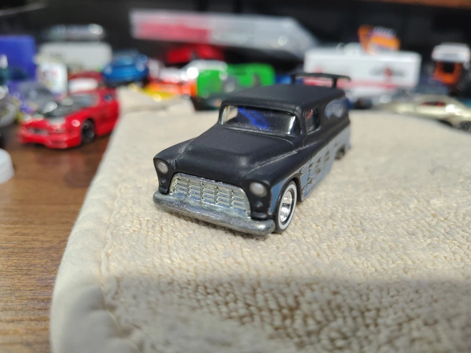 Hot Wheels Ultra Hots Series Negro/Azul 55 Chevy Panel Van Con Moto Suelto Foto 2 de 4