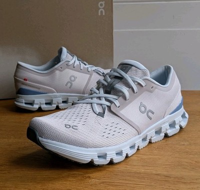 On Cloud X 4 Damen UK 9 EU 43 Silber Chambray Gym HIIT Laufschuhe NEU
