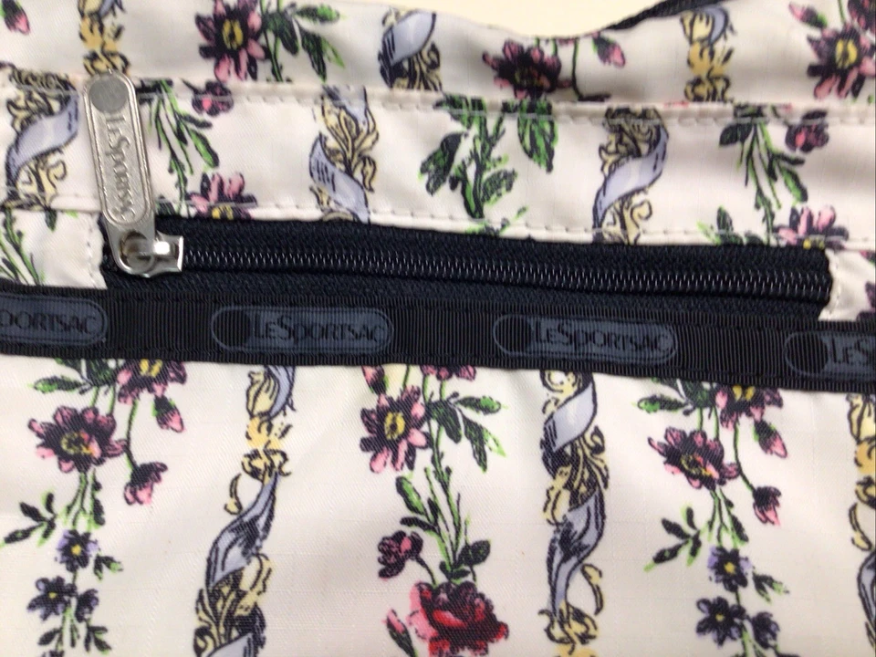Bolso de hombro pequeño ligero con estampado de rosas y fondo blanco LeSportsac Foto 2 de 4