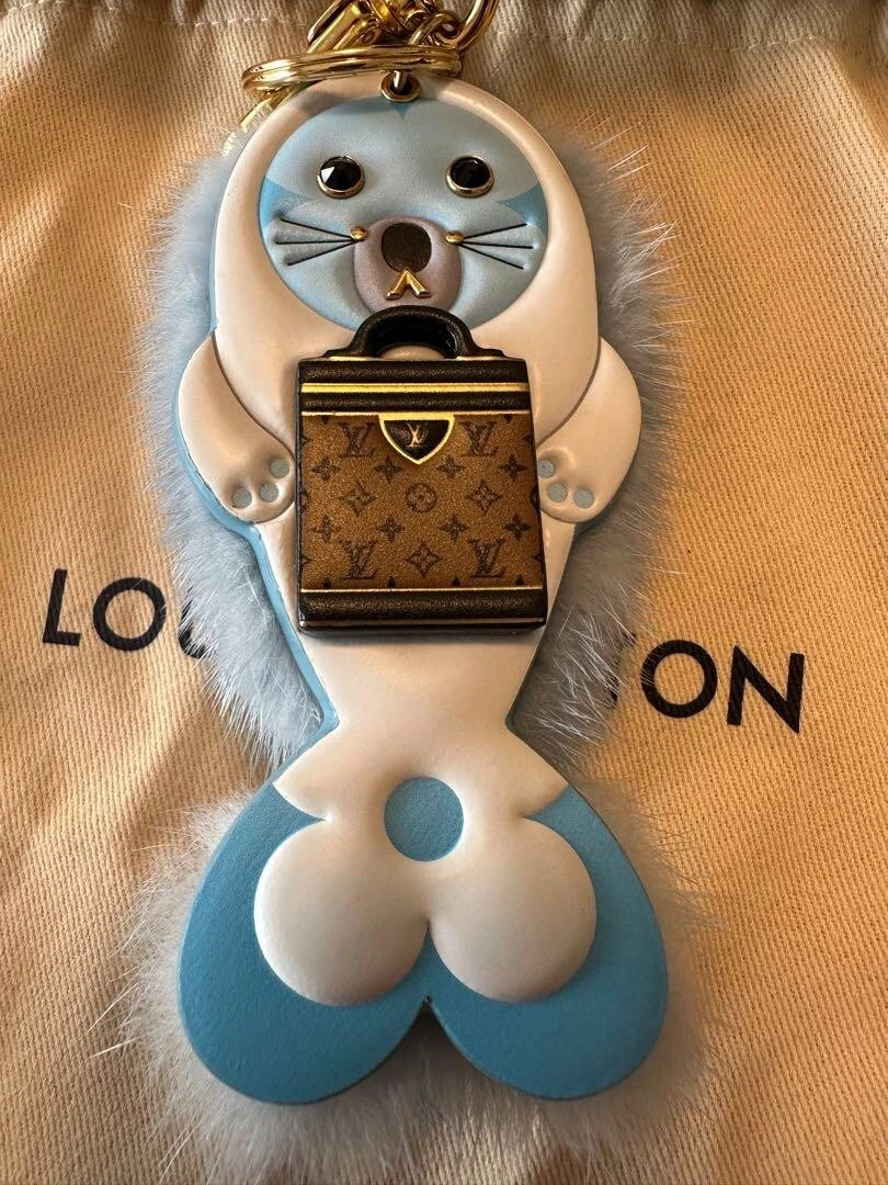 Used louis vuitton bag charms hot sale