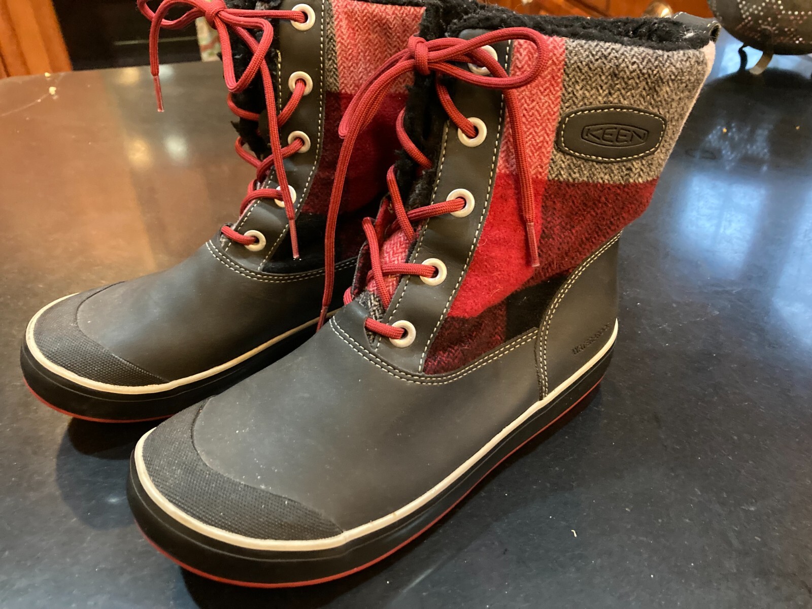 KEEN ELSA SHERPA STIVALI A QUADRI IN LANA NERA E ROSSA IMPERMEABILI
