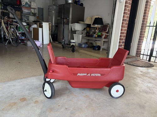 Radio Flyer Red Family Wagon Fold-Up Seats Cup Holders Large Pull Wagon