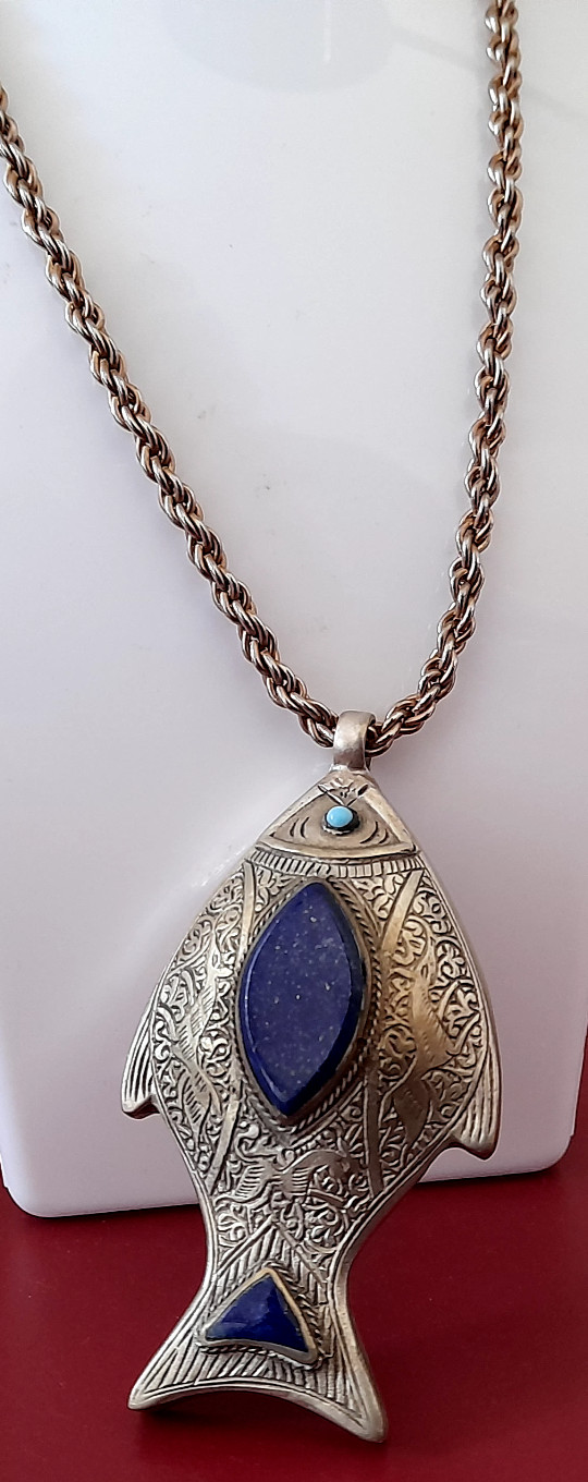 VINTAGE LARGE SOLID STONE SET SILVER TONE FISH PE… - image 1