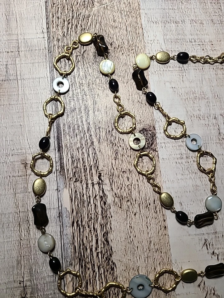 Collar Lia Sophia EVERGLADE Genuino Madreperla con Cuentas de Vidrio Oro Mate Foto 3 de 4