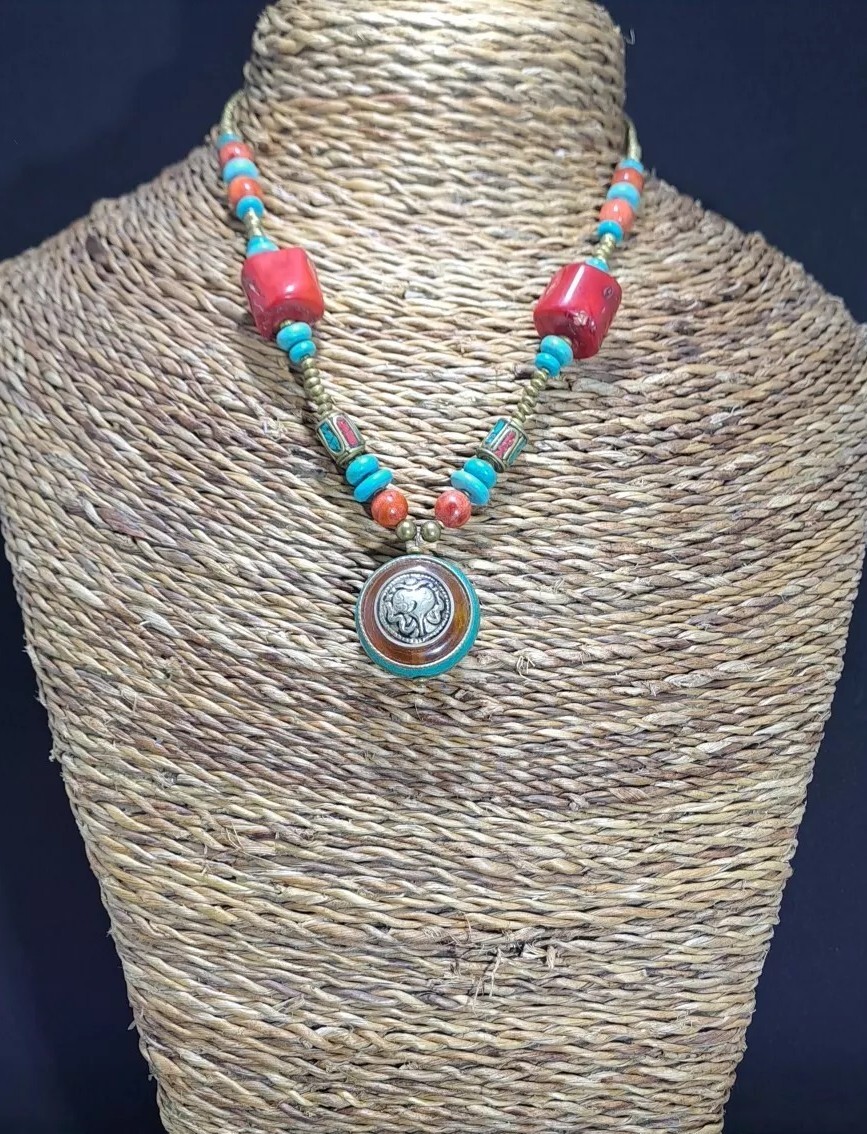 Collier artisanal tibétain en pierres naturelles véritable bijou ethnique en laiton