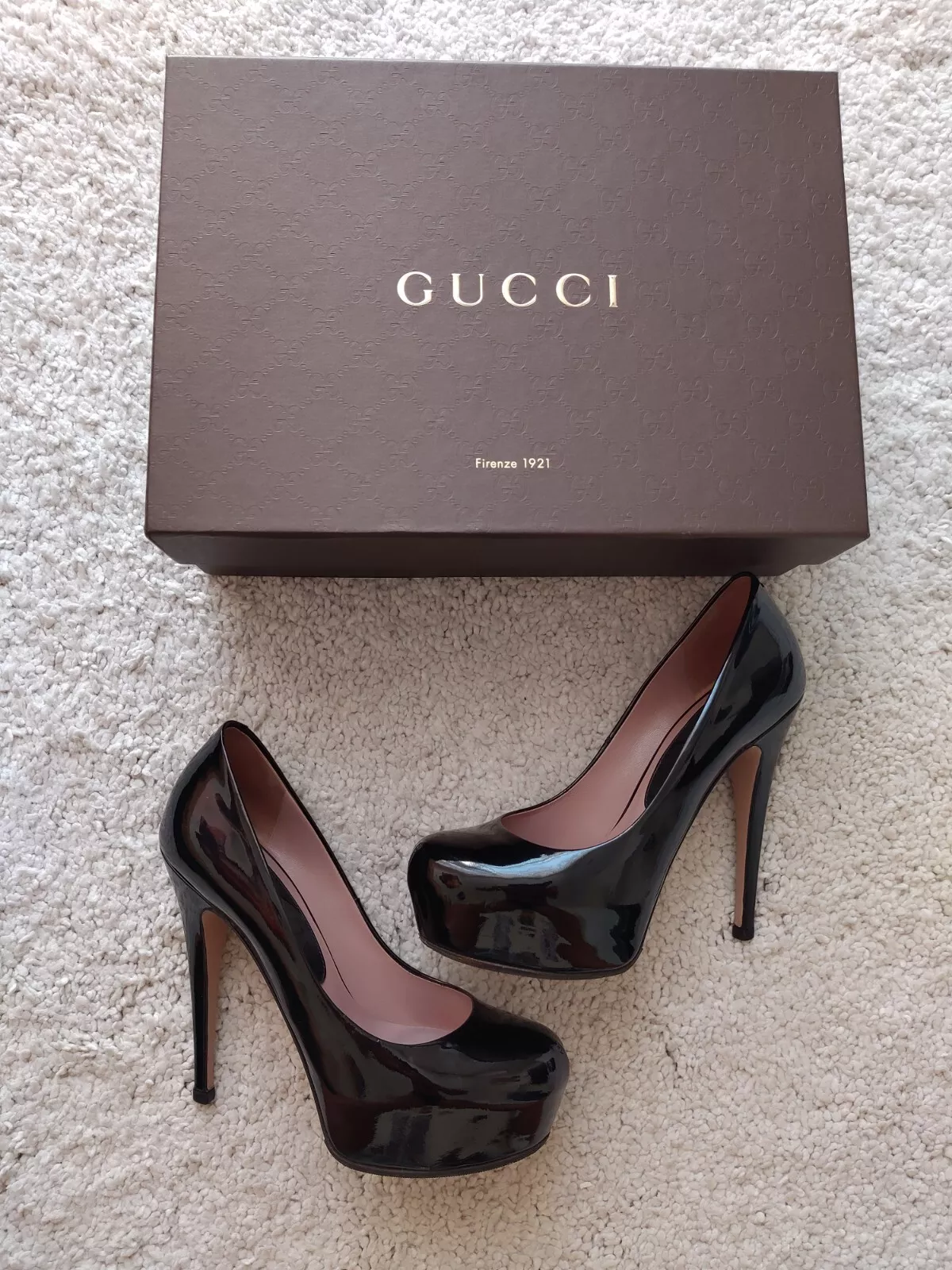 Escarpins plates formes talons en cuir verni noir Gucci bout rond 323523 taille 37,5