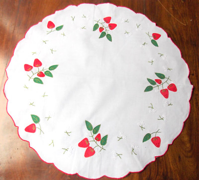 Chemin De Table Rond Brodé Main – Motif Fraises, 45 Cm – 100% Coton