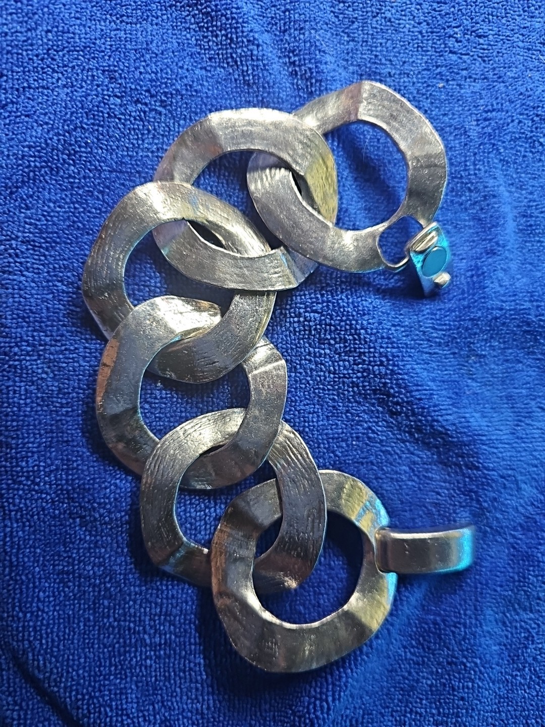 Vtg *CHICO’S* Chunky Hammered 1.5” Link Silver Tone Bracelet-Magnetic Clasp-7.5”