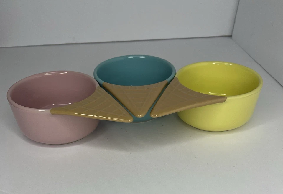 3 cuencos de helado de aspecto vintage con forma de conos de helado azul, rosa, amarillo Foto 2 de 4