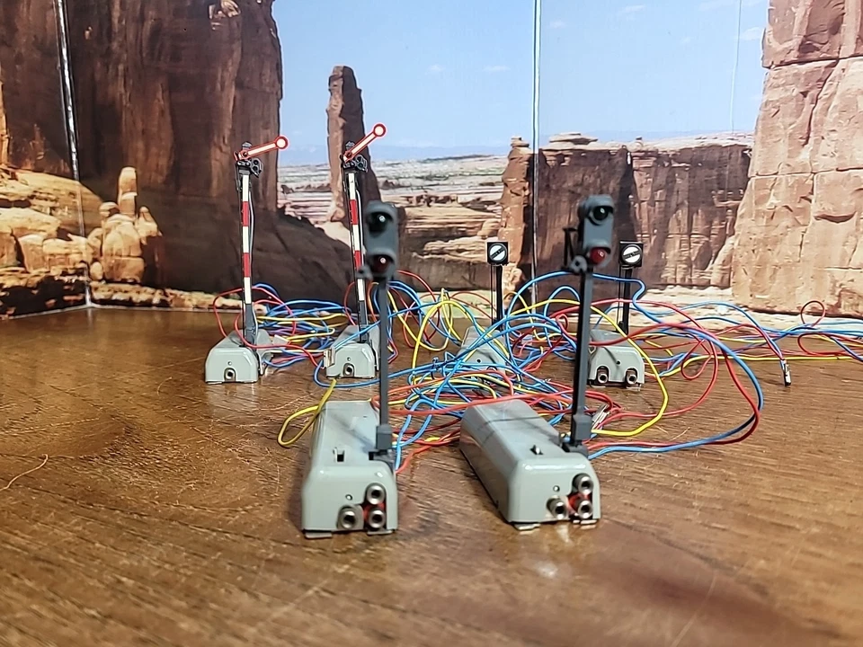 Marklin HO Yard Signals, Semaphore's Red/green Lights Mix - Image 2 of 4