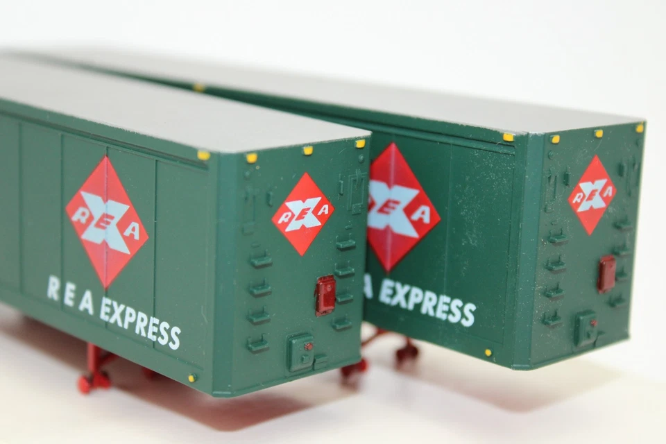 Walthers HO Scale REA Railway Express 40' Semi Truck Trailer Set - Image 3 of 4