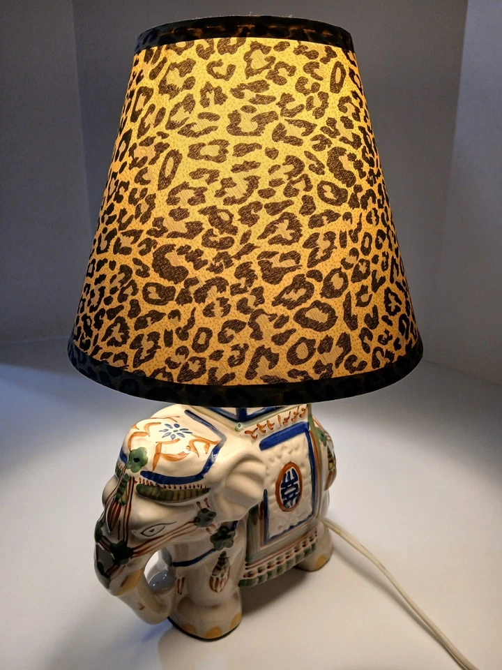 Esta es una lámpara de elefante de cerámica con una pantalla de lámpara con estampado de leopardo decoración del hogar regalo Foto 2 de 4