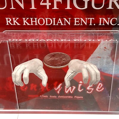 Hot Toys MMS555 IT 2 Pennywise The Clown 1/6 action Figure's 2 Holding Hands 