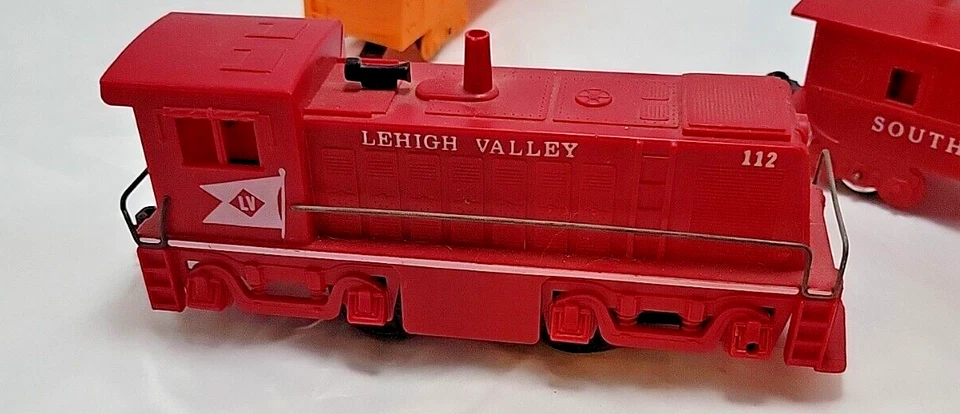 Vintage O Gauge Marx Lehigh Valley Red Diesel Switcher #112 set - Image 3 of 4