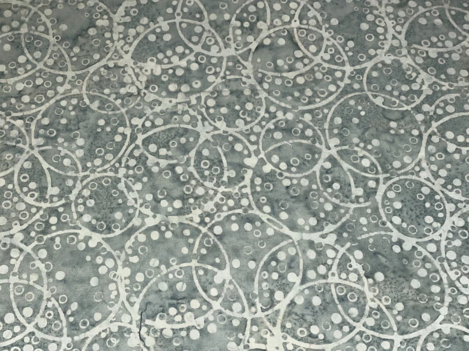 Por 1/2 yarda Bali Batik Algodón Edredón Tela Punto Lunado Círculo Anillos Verde Salvia Tonal Foto 2 de 4