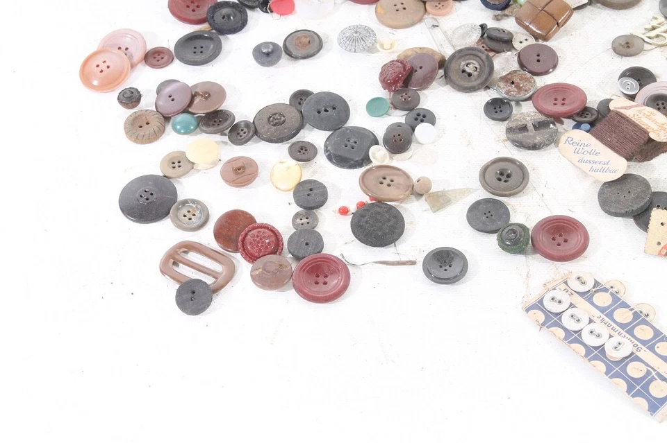 Konvolut alte Knöpfe Kunststoff Metall verschiedene Farben & Formen über 1000g - Bild 4 von 4