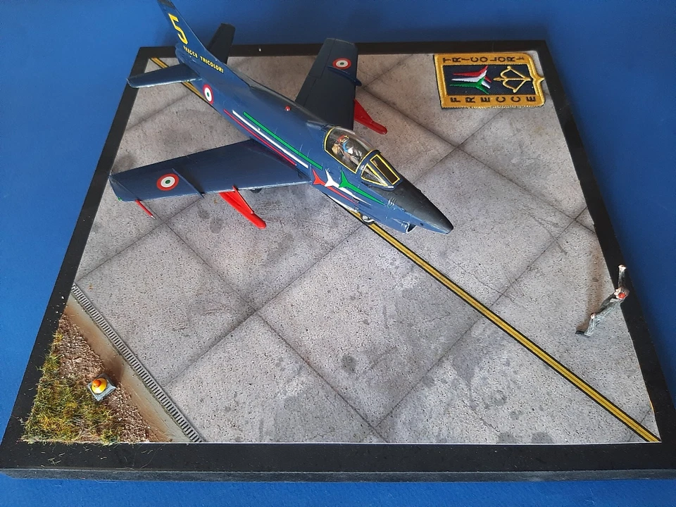 Fiat G.91 PAN Frecce tricolori 1/48 Italeri  with diorama ( cm 29 x 29 ) 1 - Immagine 2 di 4