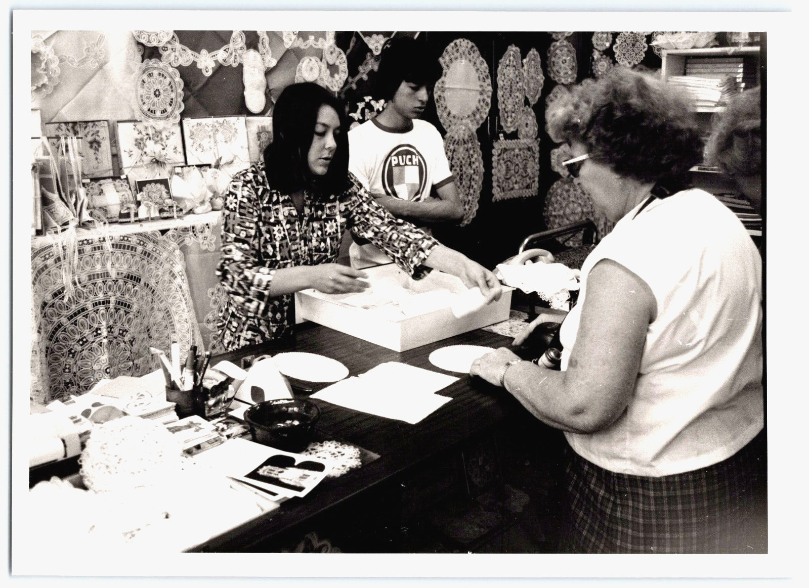 Escena de compras de dama en Barcelona (1960) - foto original vintage de 5""x7
