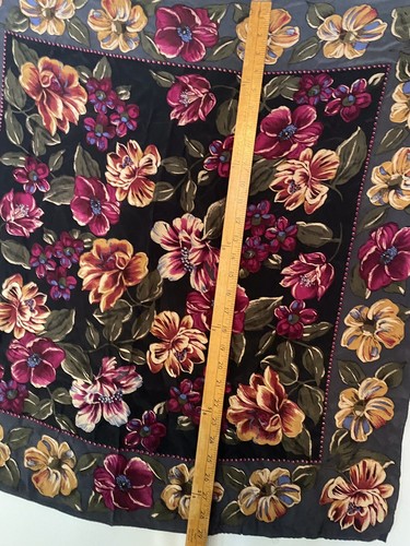 "Bufanda floral negra LIZ CLAIBORNE 100 % seda 29"" x 30""" - Imagen 5 de 5