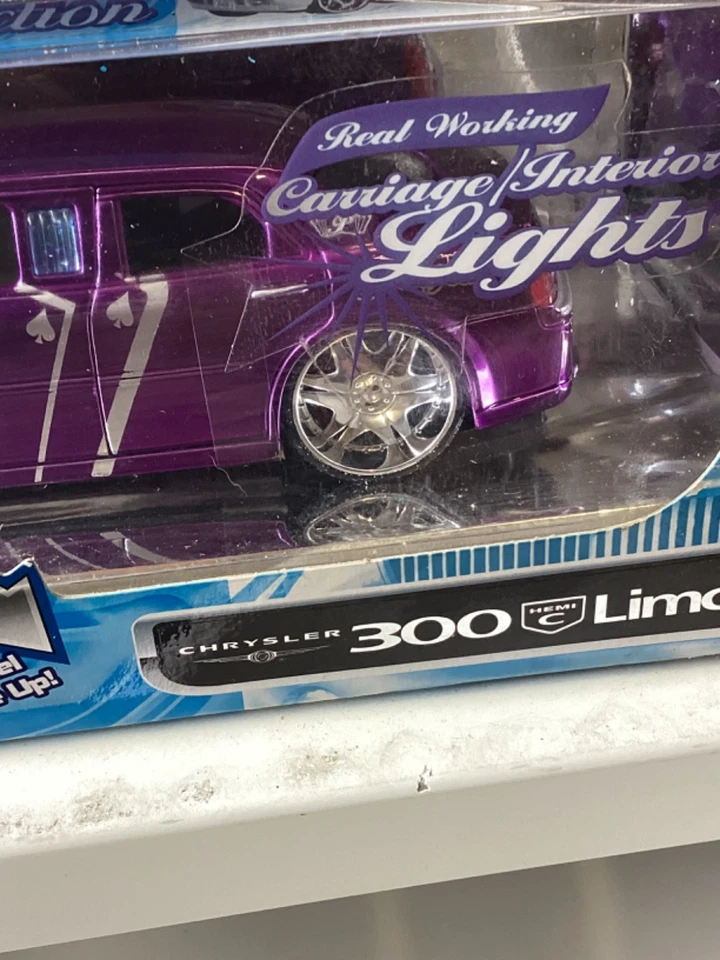Maisto Playerz 2005 Chrysler 300C Hemi Limousine  Purple 1/24 - Image 4 of 4