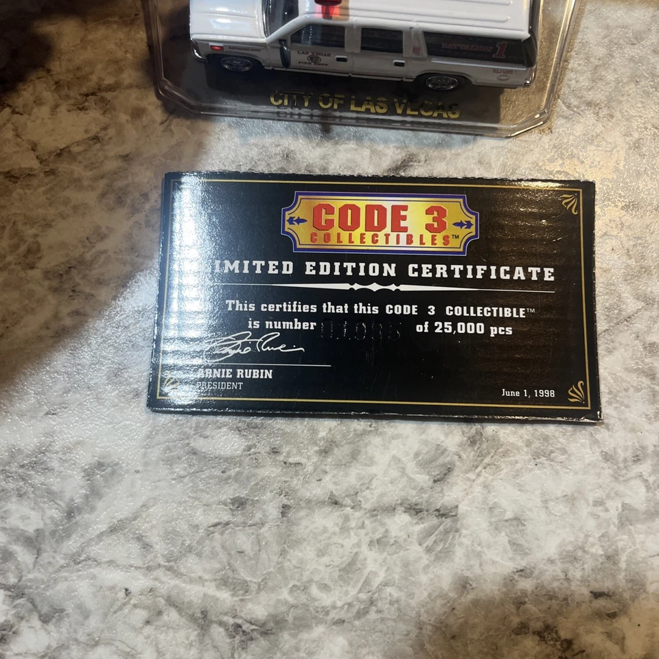 Code 3 Collectibles Las Vegas Fire Dept. Battalion #1 Chevrolet Suburban 12407 - Image 2 of 4