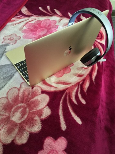 Apple MacBook 12 inch Laptop - MLHE2LL/A (2016, Gold) - Picture 3 of 4