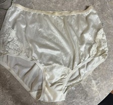 VINTAGE VANITY FAIR SHEER GRANNY PANTY WITH LACE .  SIZE 6 / 42.  BEIGE