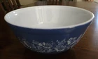VINTAGE PYREX COLONIAL MIST / BLUE DAISY 403 2.5 qt BOWL