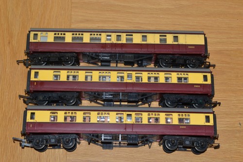 Rechen von Vintage Tri-Ang BR weinrot und creme Reisebussen zwei 24101 und 34002 | Zustand: Used