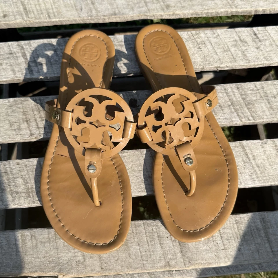 Sandalia Tory Burch Miller Cuero Tostado/Arena/Marrón Talla 8.5 Tanga Chanclas Diseñador Foto 3 de 4