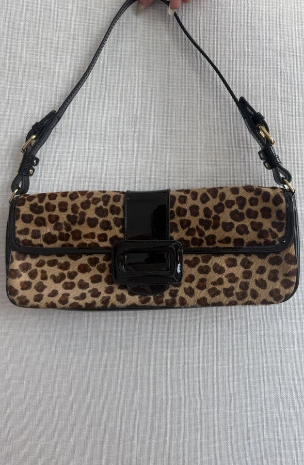 BOLSO DE MANO; BOLSO AJUSTABLE CACHE CHAROL NEGRO Y CUERO DE VACA ESTAMPADO LEOPARDO; NUEVO Foto 4 de 4