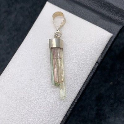 Natürlicher 3,95 ct Turmalin Kristall Anhänger - Roh Edelstein mit 925 Silber Haken