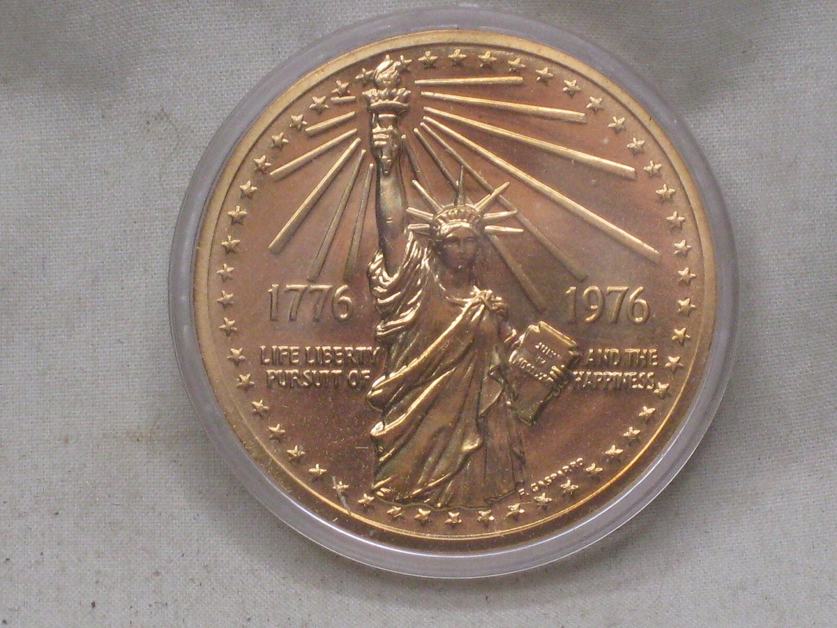 vintage AMERICAN REVOLUTION BICENTENNIAL Statue of Liberty coin