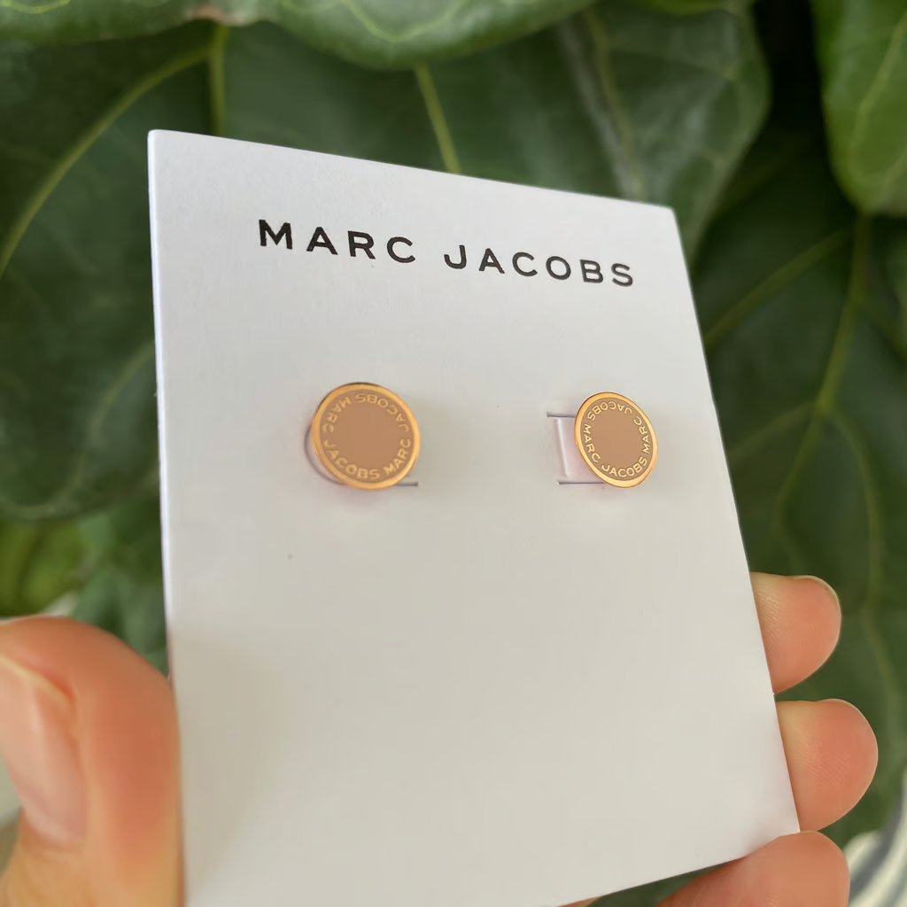 M0008544 MARC JACOBS LOGO DISC ENAMEL STUDS PEACH ROSEGOLD M0008544 MARC JACOBS LOGO DISC ENAMEL STUDS PEACH ROSEGOLD