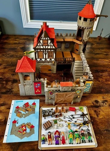 Playmobil 3666 Large Kings Castle !Vintage! Mostly complete, missing only 2 hats