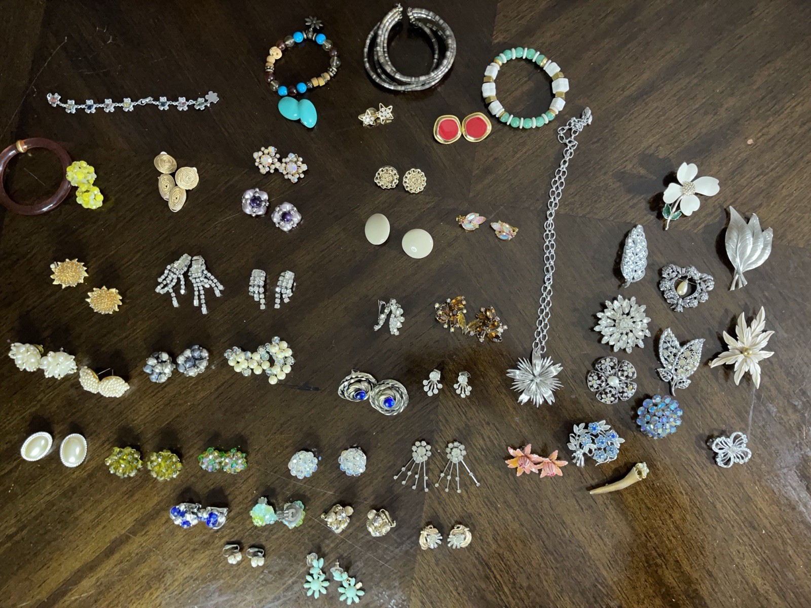 Lot Of 84 Pieces Of Antique Vintage Earrings Broches Bracelets And More Ex Cond