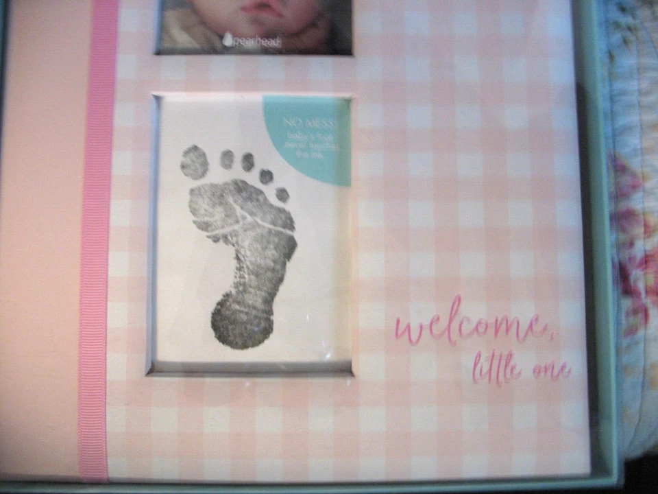 Pearhead LIBRO BEBÉ Niña Rosa con Hitos y Pequeñas Impresiones Mano Pie Bienvenido Foto 2 de 4