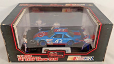1992 Racing Champions 1:24 STP 43 Richard Petty PIT STOP CREW SHOW CASE