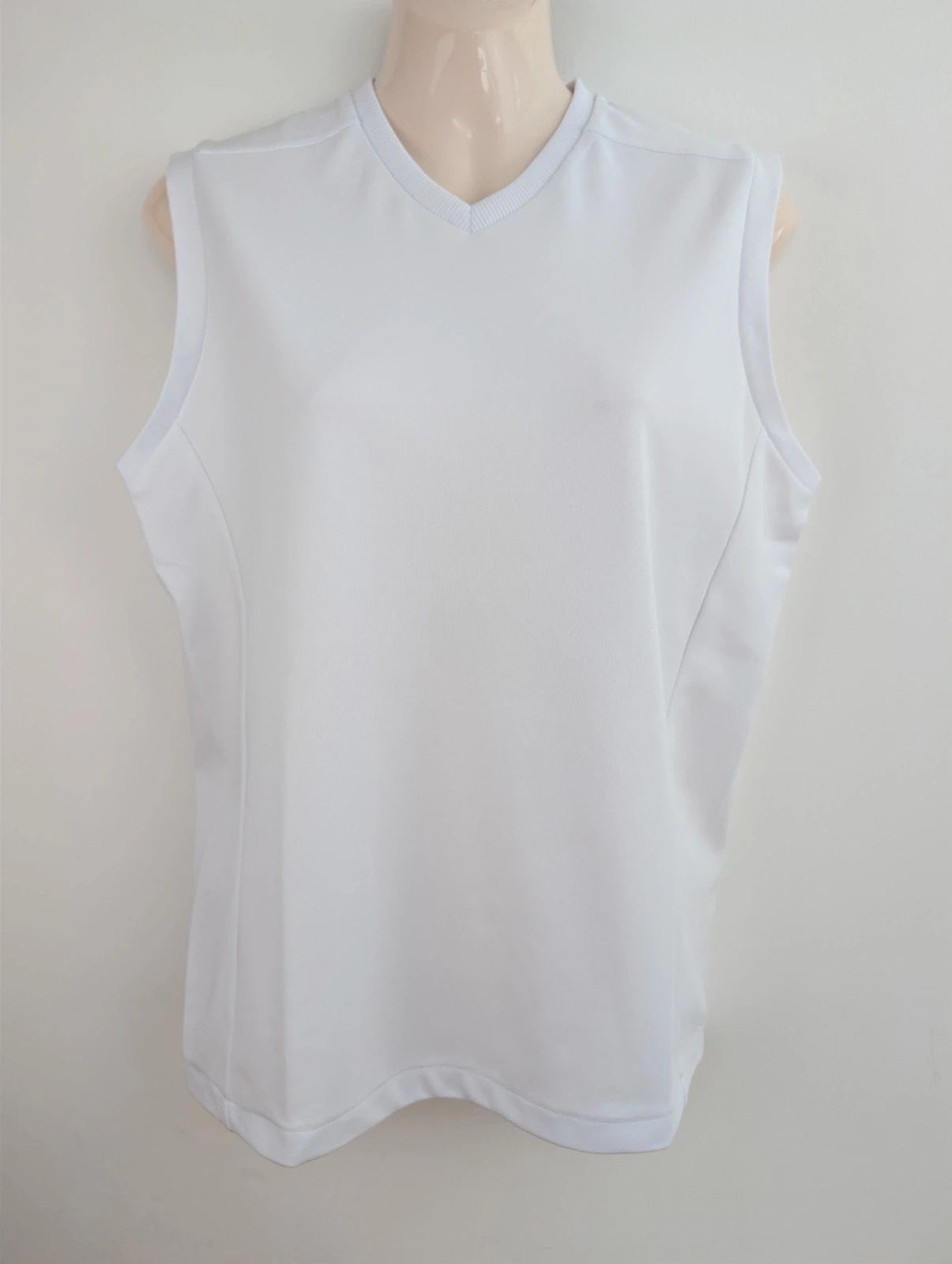 Castore NWT Cricket vest. Women's Size 10. DN3763