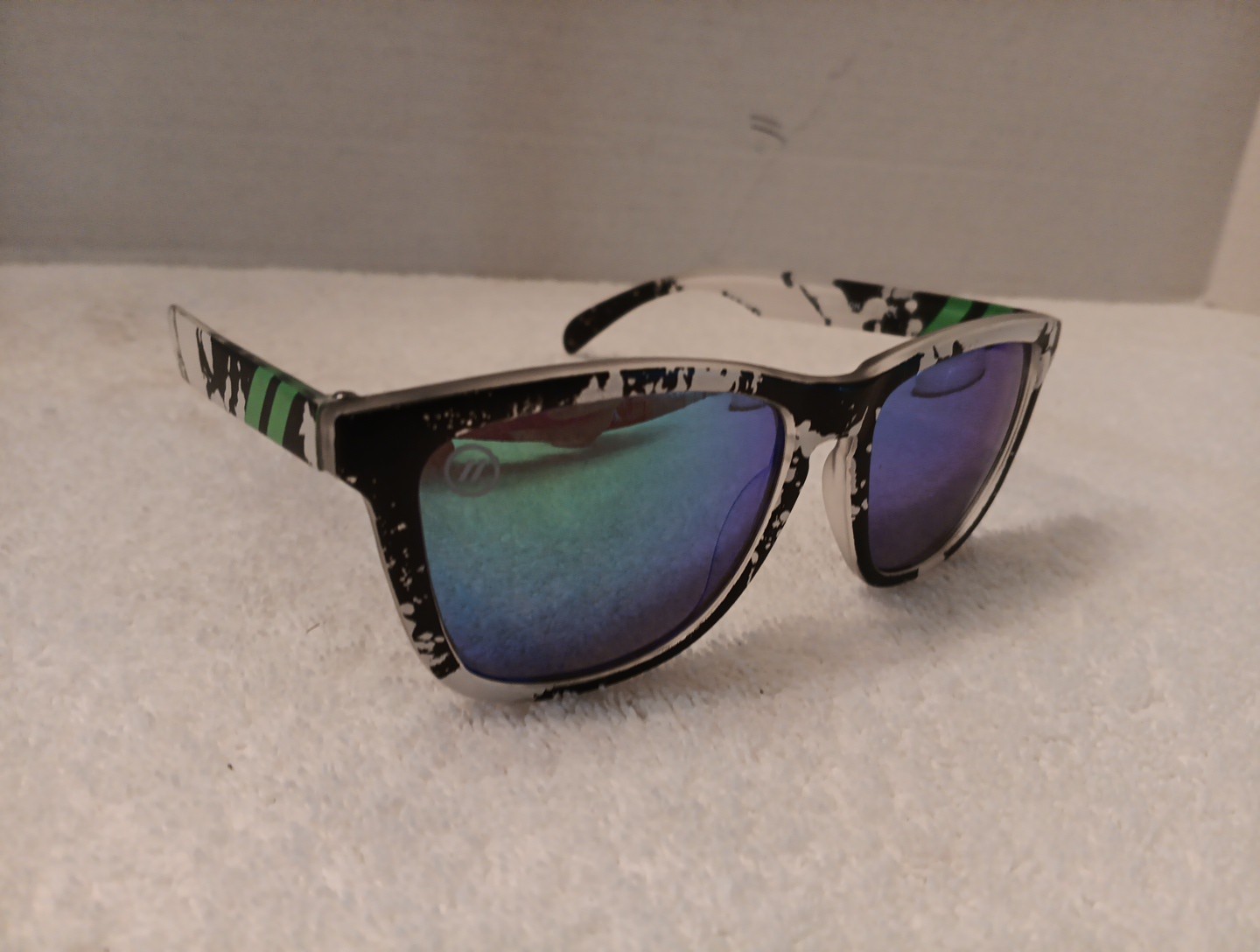Polarized Celtic Son Sport Sunglasses Green Black White Mirror Lens