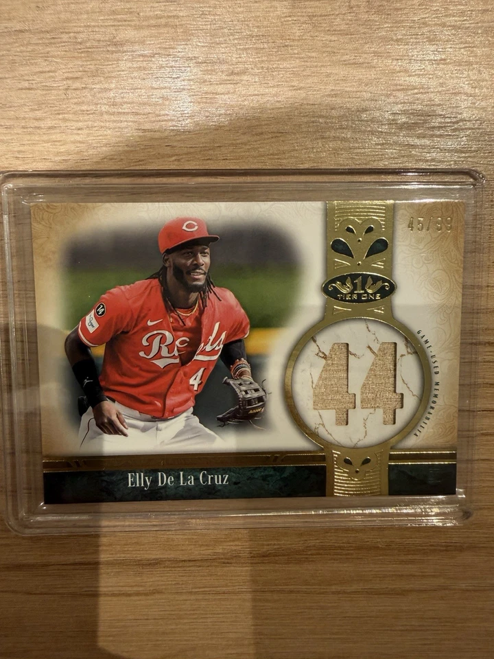 2025 Topps Tier One - Elly de La Cruz, Elly de La Cruz Jersey Numbered Relic /99 - Bild 1 von 2