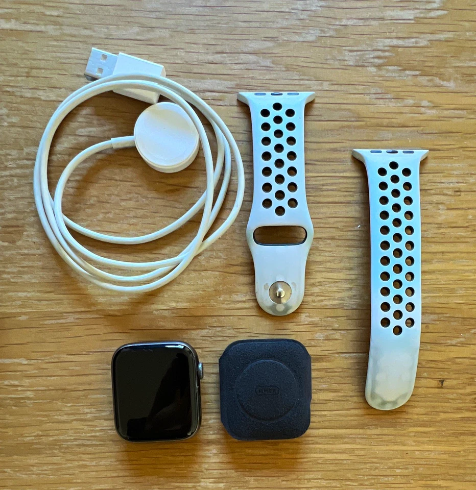 Apple Watch Series 5, photo 1 of 5