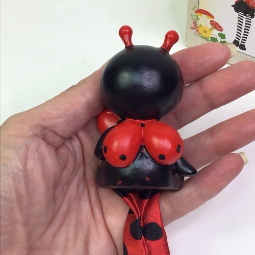 Statuina Cracker Barrel Small Boy Lady Bug Shelf Sitter con cuore LOVE BUGS - Foto 3 di 6